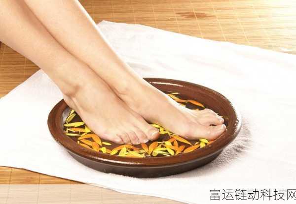 刷子刷脚底心美国人真人：1. 刷子刷脚底心：美国人独特的健康养生法