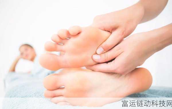 刷子刷脚底心美国人真人：1. 刷子刷脚底心：美国人独特的健康养生法