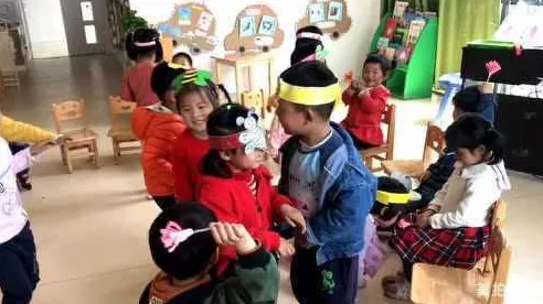 手游趣事，老师创意惩罚变游戏，男生戴小蜜蜂开口引爆全班笑点