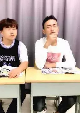 手游趣事，老师创意惩罚变游戏，男生戴小蜜蜂开口引爆全班笑点