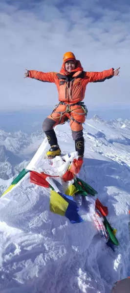 手游界震撼！玩家何静无氧挑战登顶全球14座8000米手游虚拟山峰