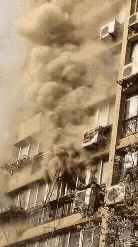 绝地求生刺激战场，顶尖高手揭秘烟雾弹救人神技，详解实战投掷攻略