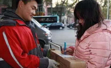 手游圈热议，物流无人车兴起，快递员职业转型新挑战