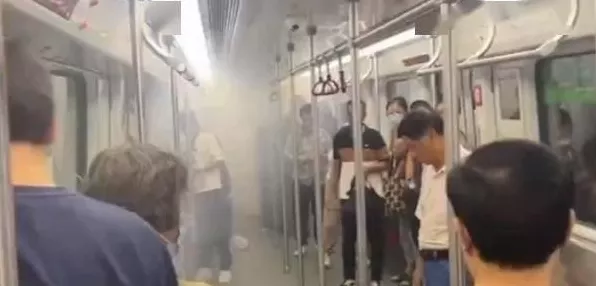 航班惊现充电宝冒烟！安全乘机，充电宝携带指南大揭秘