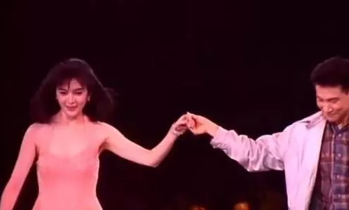原神女角色害羞瞬间大揭秘，流泪白眼背后的动人故事